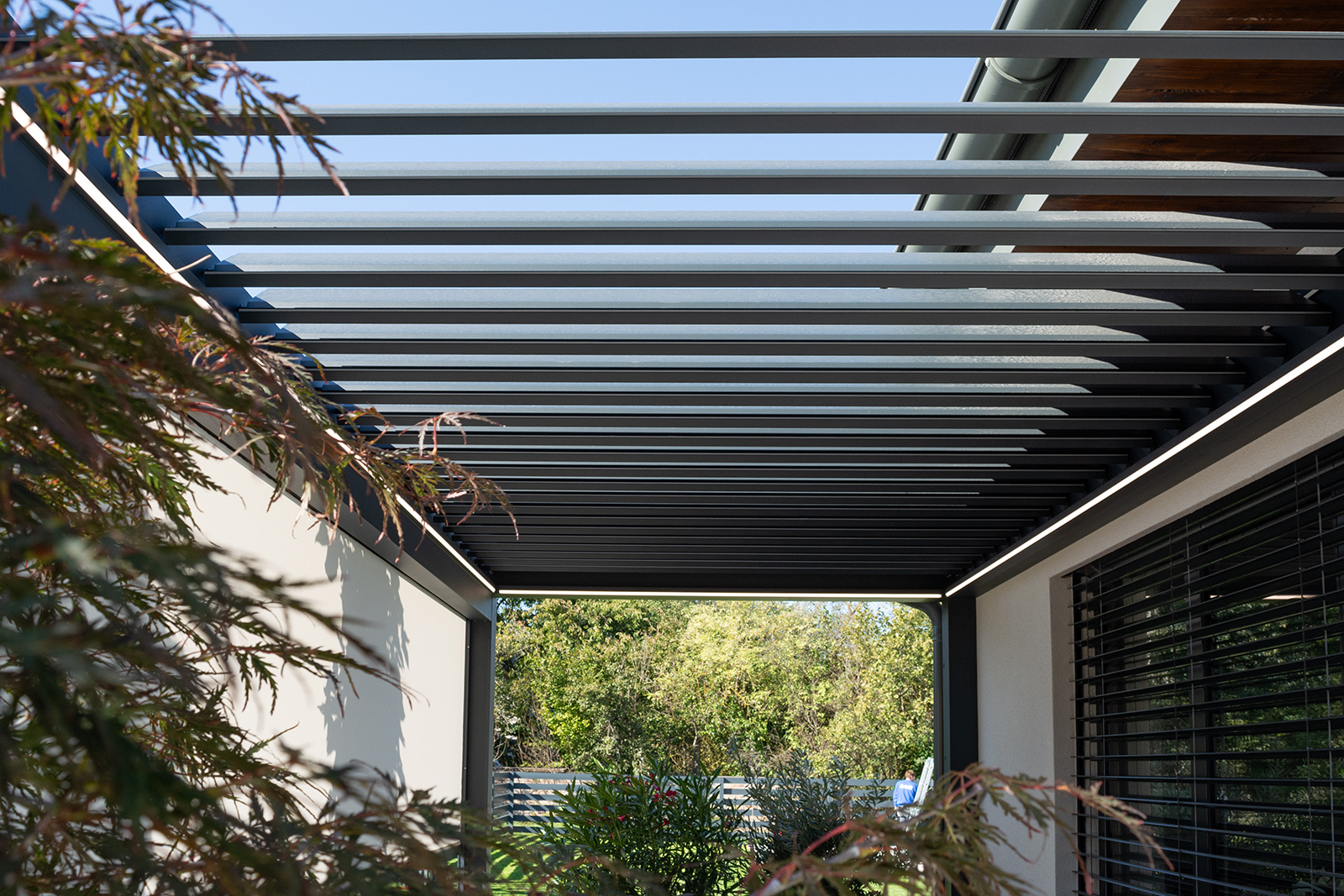 Střešní lamely pergoly v pootevřené poloze